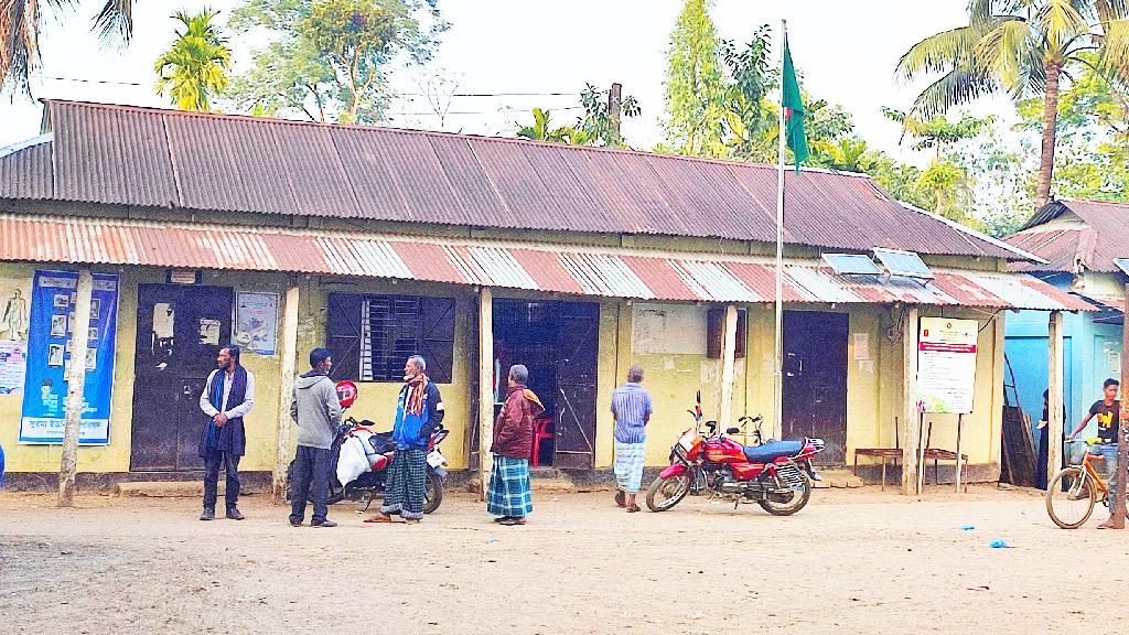 ক্লাবঘরে চলছে সুরমা ইউনিয়ন পরিষদের কার্যক্রম