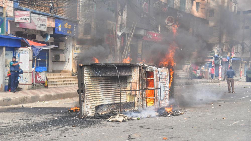 মিরপুরে গাড়ি পোড়ানোর ঘটনায় ৫০০ শ্রমিককে আসামি করে মামলা