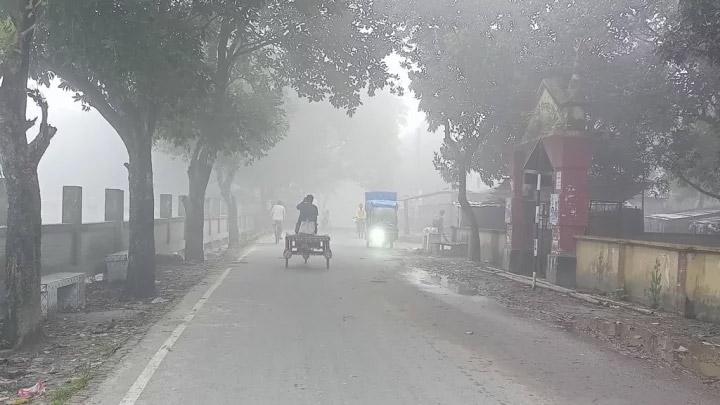 গাংনীতে ঘন কুয়াশায় গাড়ির লাইটে চলতে হয় রাস্তা, ভয় দুর্ঘটনার