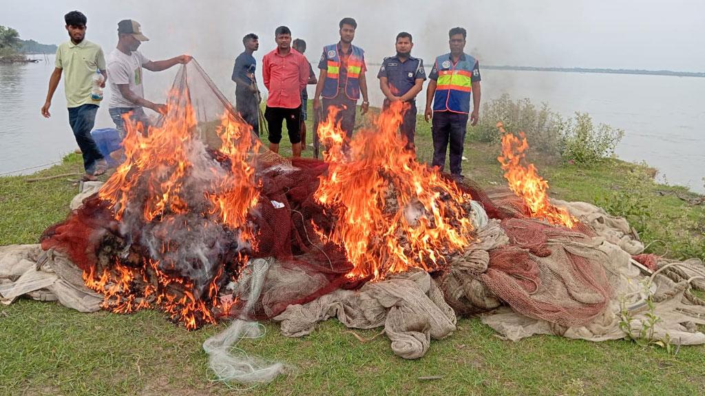 বরিশালে মৎস্য অধিদপ্তরের অভিযানে অবৈধ জাল জব্দ