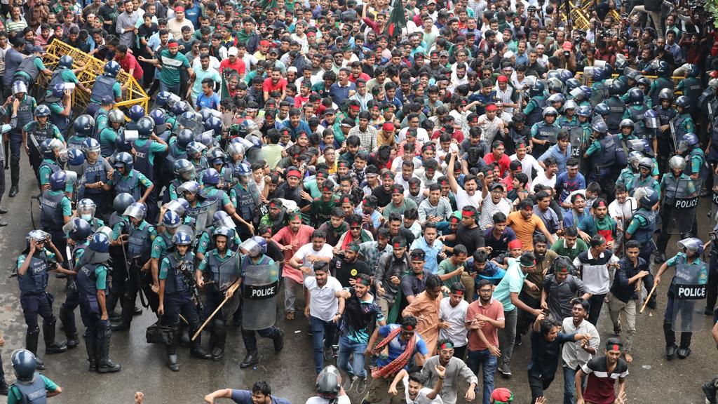 পুলিশের ব্যারিকেড ভেঙে শাহবাগে কোটা সংস্কার আন্দোলনকারীদের অবস্থান