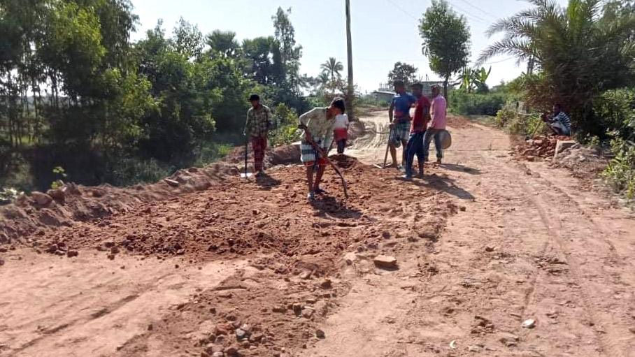 সড়কে পুরোনো ইট ব্যবহার