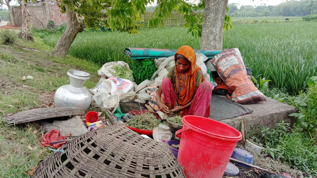 কাউকে ‘বিরক্ত’ করতে চান না, তাই ৭ মাস খোলা আকাশের নিচে!