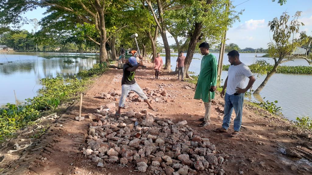 জগন্নাথপুরে বন্যায় সড়কে ক্ষতি ১০০ কোটি টাকা, স্থানীয়দের উদ্যোগে সংস্কার