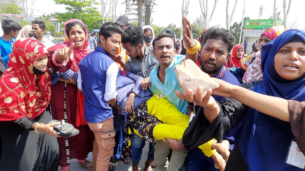 মোংলা ইপিজেডের ভারতীয় কোম্পানির ১৮০০ শ্রমিক ছাঁটাই, বিক্ষোভে পুলিশের লাঠিপেটা–টিয়ারশেল