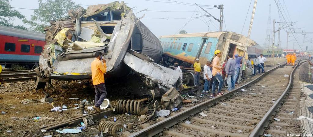 ভারতে ট্রেন দুর্ঘটনা: সামনে-পেছনে শুধু মৃতদেহ, ভেসে আসছে কান্নার শব্দ