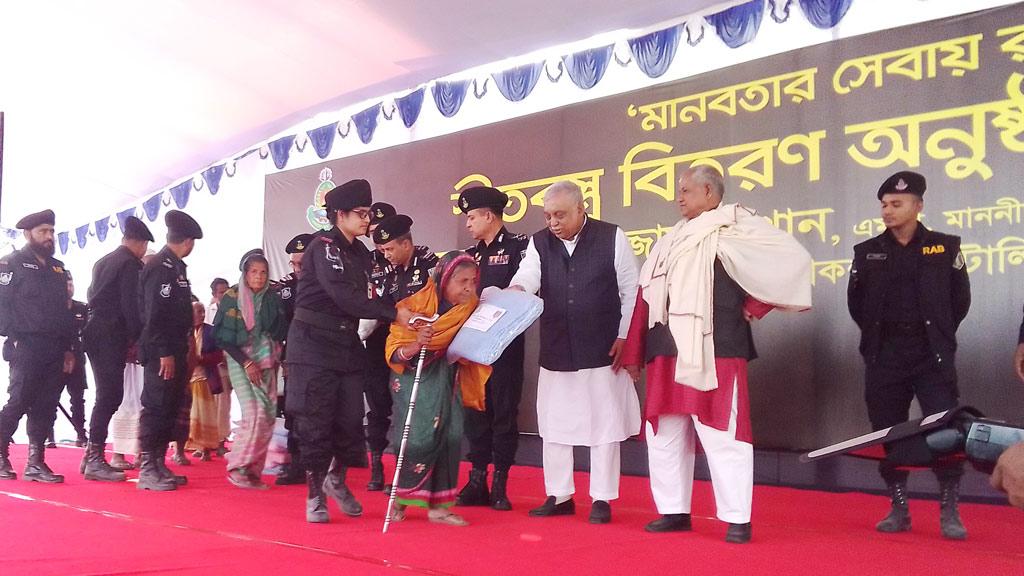 প্রধানমন্ত্রী ধর্মপ্রাণ মুসলমান, তাহাজ্জুদ পড়ে ঘুমান, উঠে ফজর পড়েন: স্বরাষ্ট্রমন্ত্রী