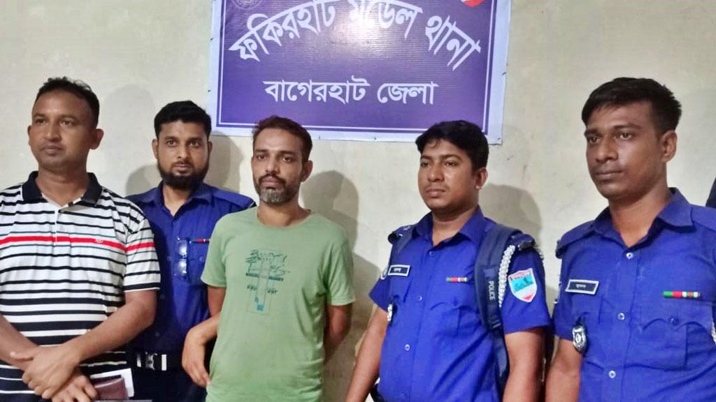 বাগেরহাটে ২৭ মামলার আসামি অস্ত্র ও গুলিসহ পুলিশের হাতে গ্রেপ্তার