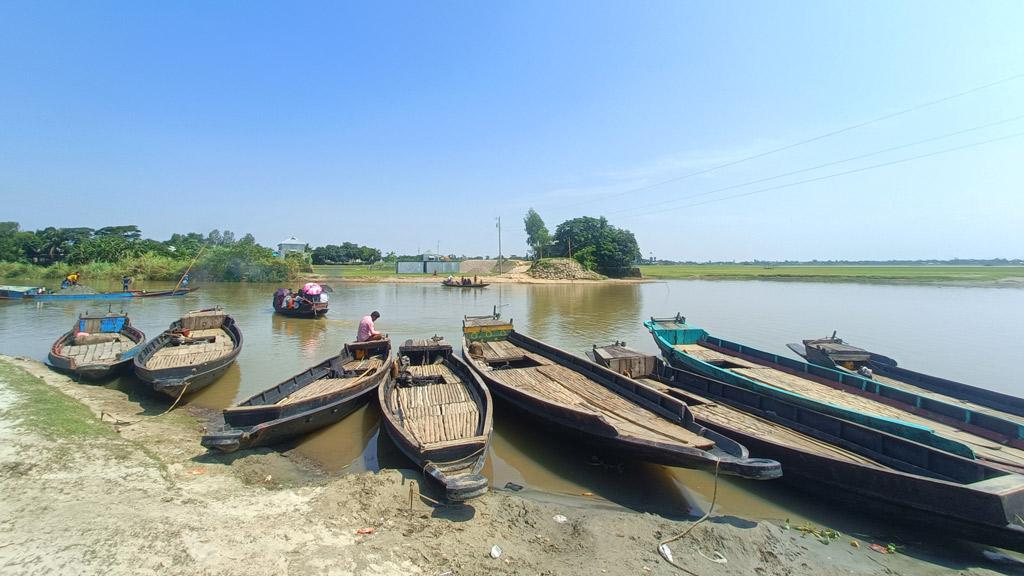 খালের দুই পাড়ে দীর্ঘশ্বাস