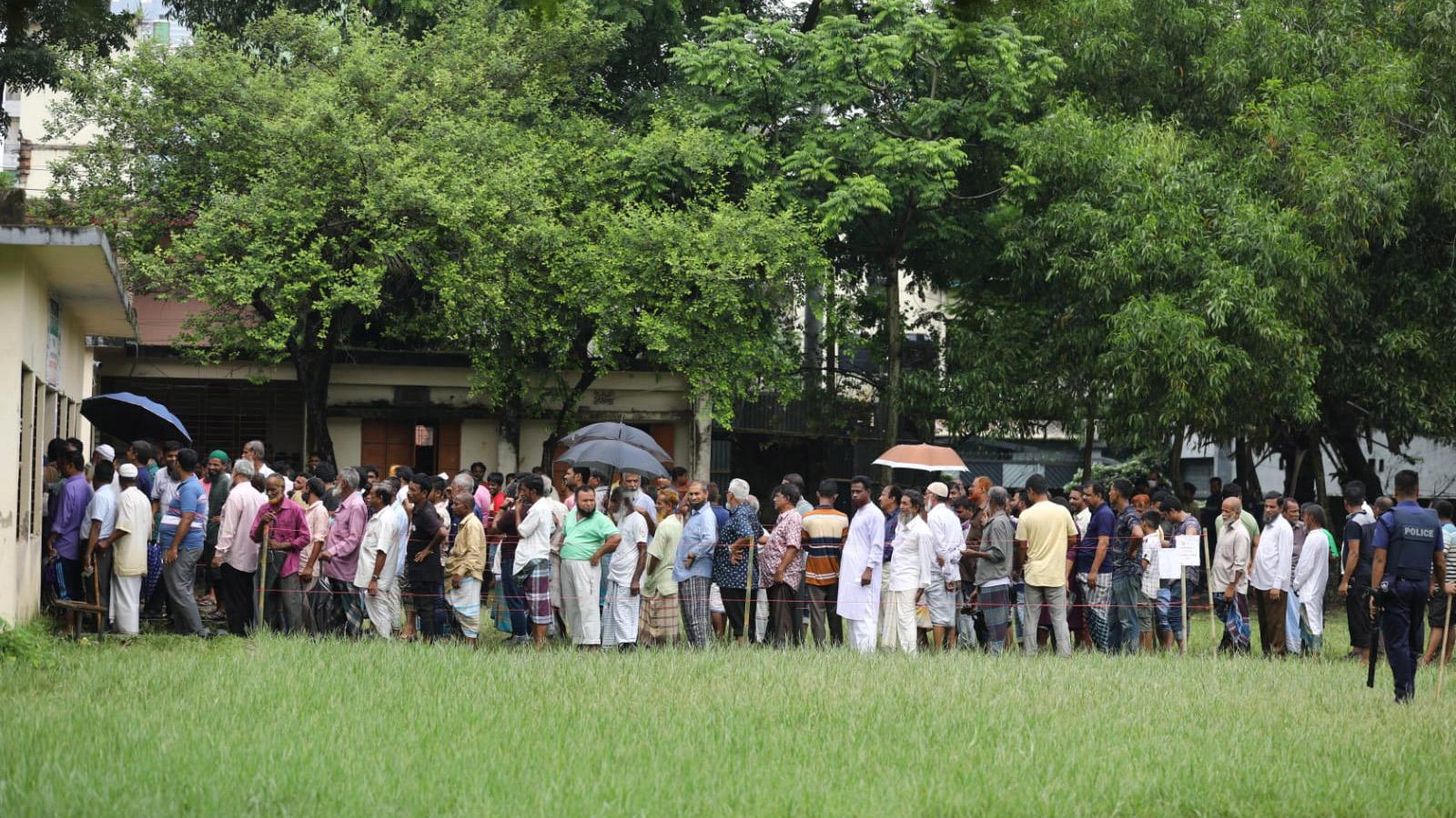 বেলা বাড়ার সঙ্গে সঙ্গে বাড়ছে ভোটার উপস্থিতি