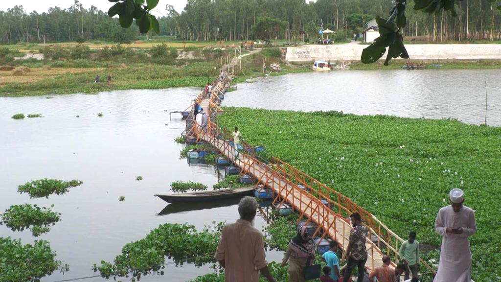 সেতু নেই, নদ পারাপারে দুর্ভোগ