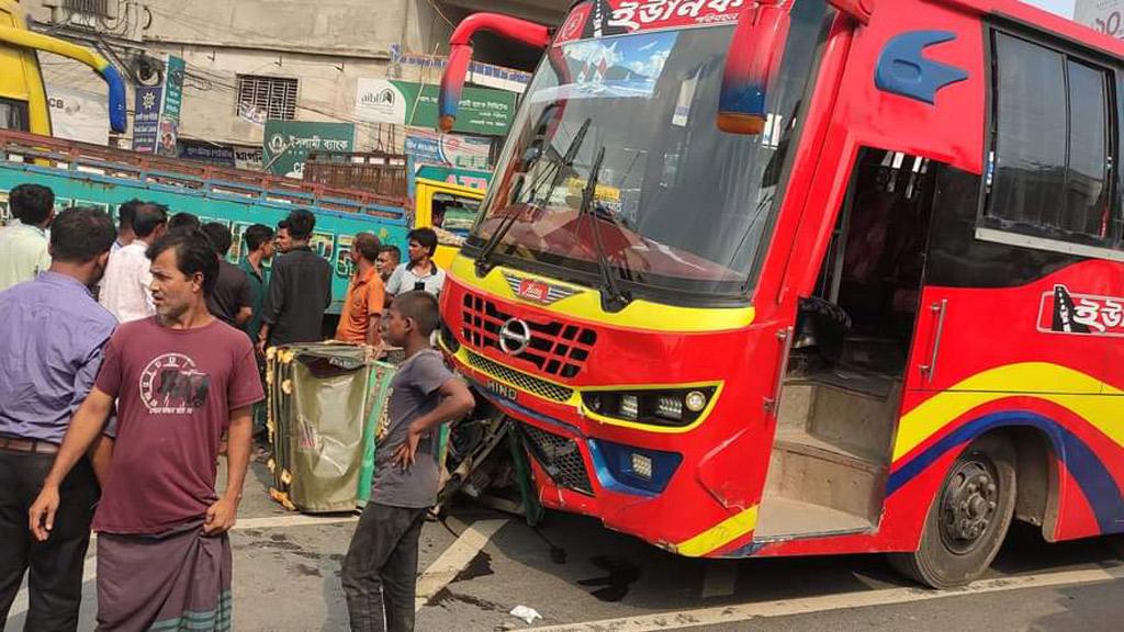 চট্টগ্রাম-কক্সবাজার মহাসড়কে বাসের ধাক্কায় ২ জনের প্রাণহানি