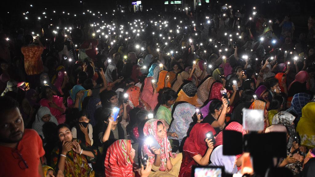 মধ্যরাতে কোটা সংস্কারের দাবিতে আন্দোলনকারীদের স্লোগানে উত্তাল রাবি