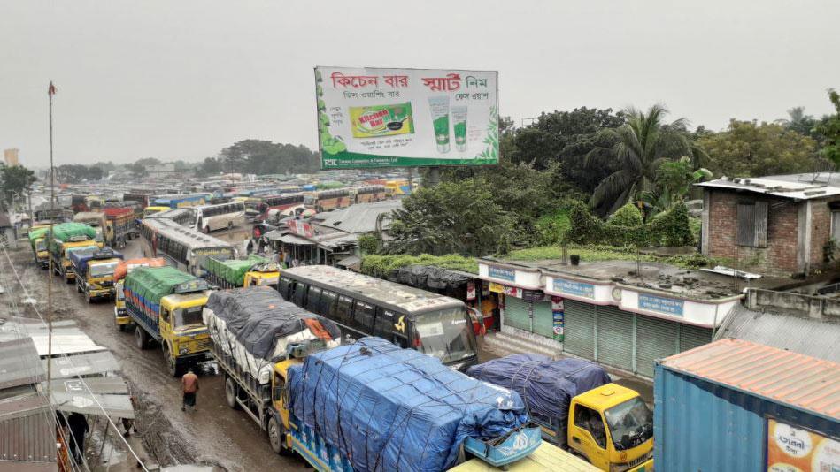 দৌলতদিয়া ঘাটে ফেরি ও ঘাটের স্বল্পতায় ঢাকামুখী যানবাহনের দীর্ঘ সারি