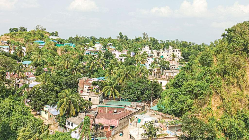 পাহাড়ে ঝুঁকিতে লাখো বসতি