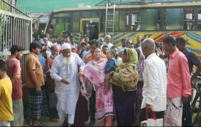 ইউএনওর স্ত্রীর স্বীকৃতির দাবিতে আক্কেলপুরে সড়ক আটকালেন কলেজশিক্ষিকা