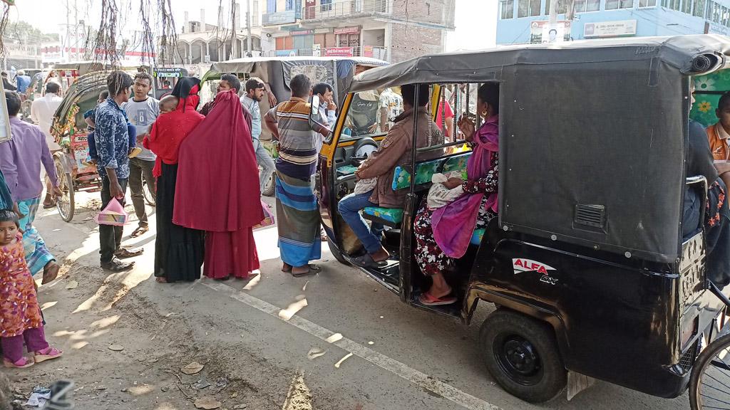 ‘আমাদের প্লেনে ঢাকায় নিয়ে যাক, নইলে গলায় দড়ি দেওয়া লাগবে’