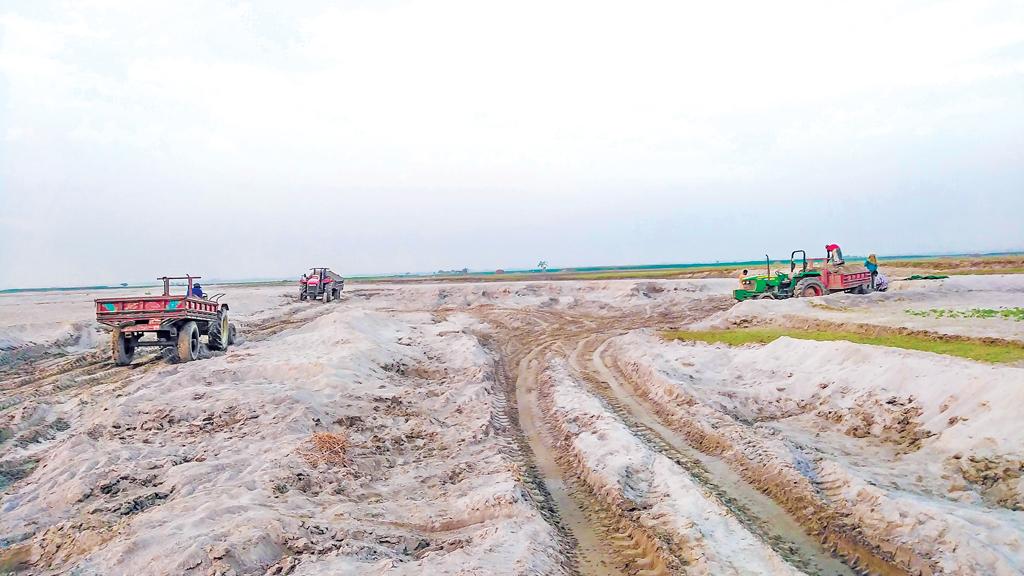 বালুর ট্রাক্টরে চাষাবাদে বিঘ্ন