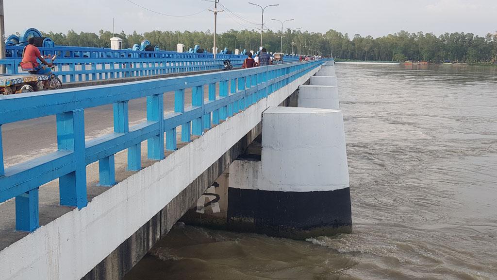 উজানের ঢল ও ভারী বর্ষণে তিস্তার পানি বিপৎসীমা ছুঁই ছুঁই