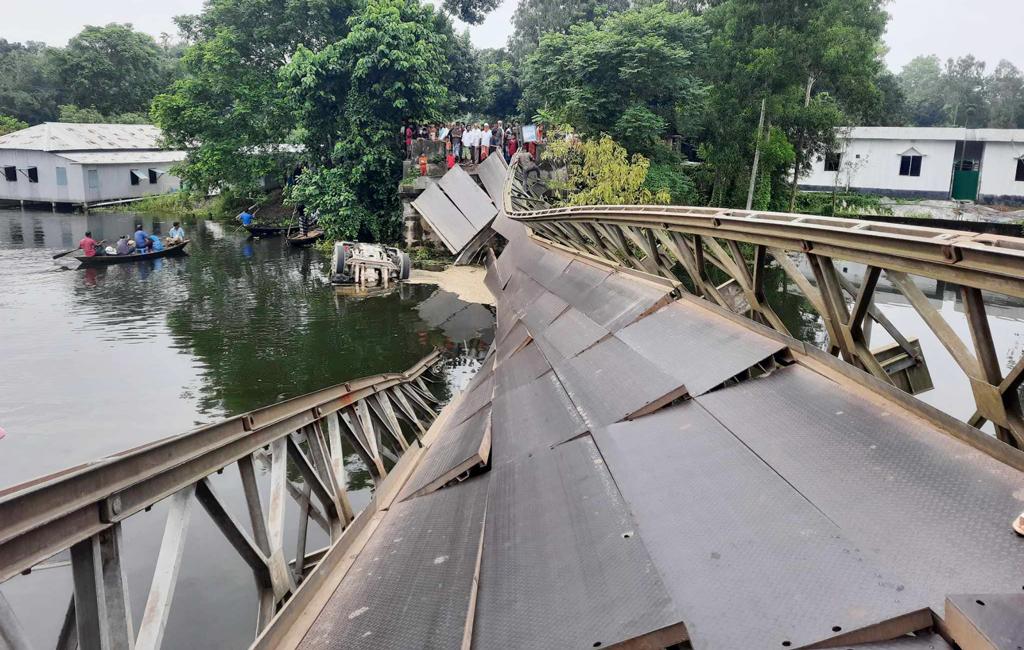 টাঙ্গাইলে বেইলি ব্রিজ ভেঙে ট্রাক পানিতে, চালসকসহ আহত ৪