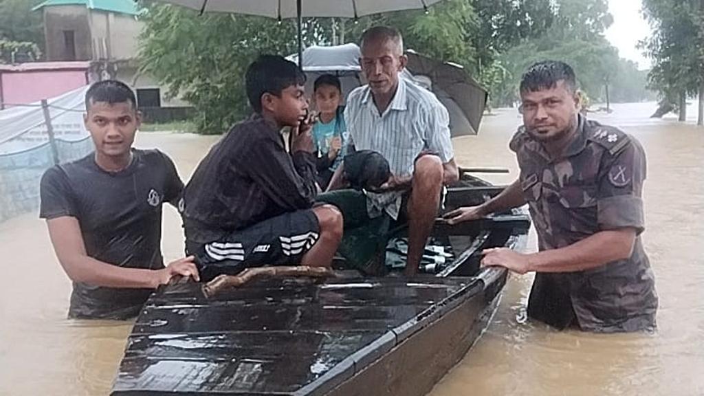 ফেনী সীমান্তে বন্যাদুর্গতদের উদ্ধারকাজে বিজিবি