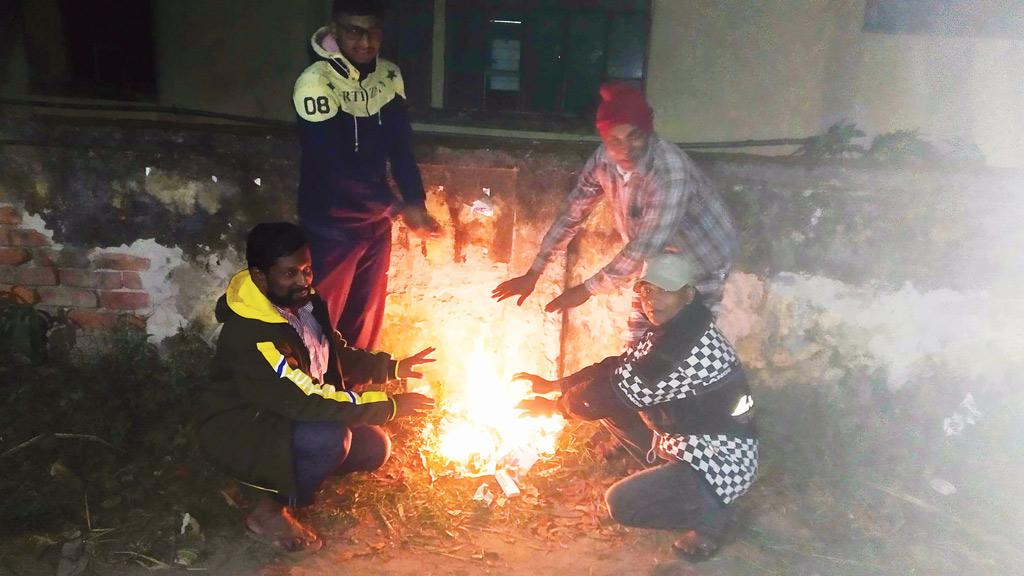 আগৈলঝাড়ায় হাড় কাঁপানো শীতে বিপর্যস্ত জনজীবন