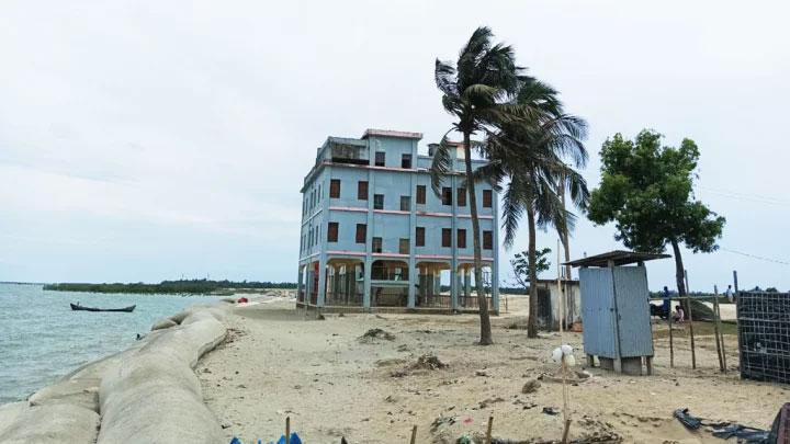 রাতে গিয়ে দেখলেন আশ্রয়কেন্দ্রে তালা দেওয়া