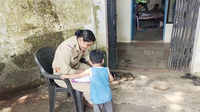 মা ক্যান্ডি খেতে দেয় না—অভিযোগ নিয়ে থানায় শিশু