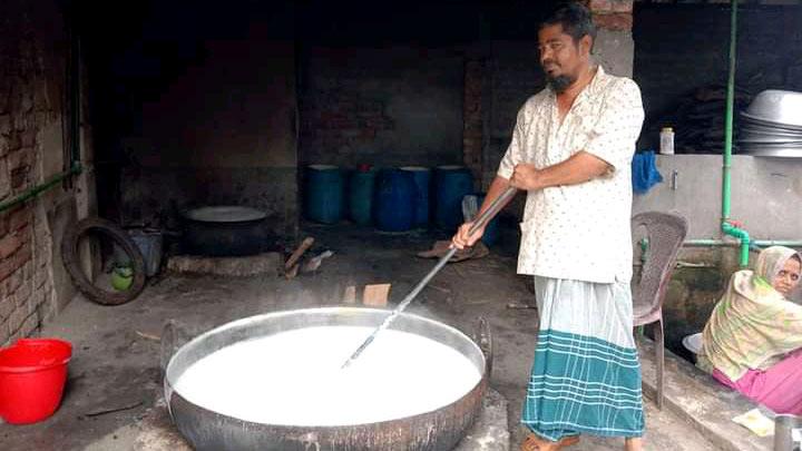 তরল দুধে নিম্নমানের গুঁড়ো দুধ মিশিয়ে ছানা বিক্রি