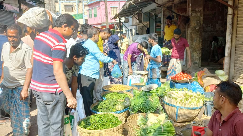 মাছের বাজারে উত্তাপ, সবজিতে স্বস্তি ক্রেতার