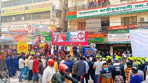 নয়াপল্টনের দলীয় কার্যালয়ে নেতাকর্মীদের ঢল