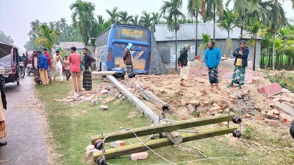 বাসের ধাক্কায় ভাঙল যাত্রী ছাউনি ও বৈদ্যুতিক খুঁটি 