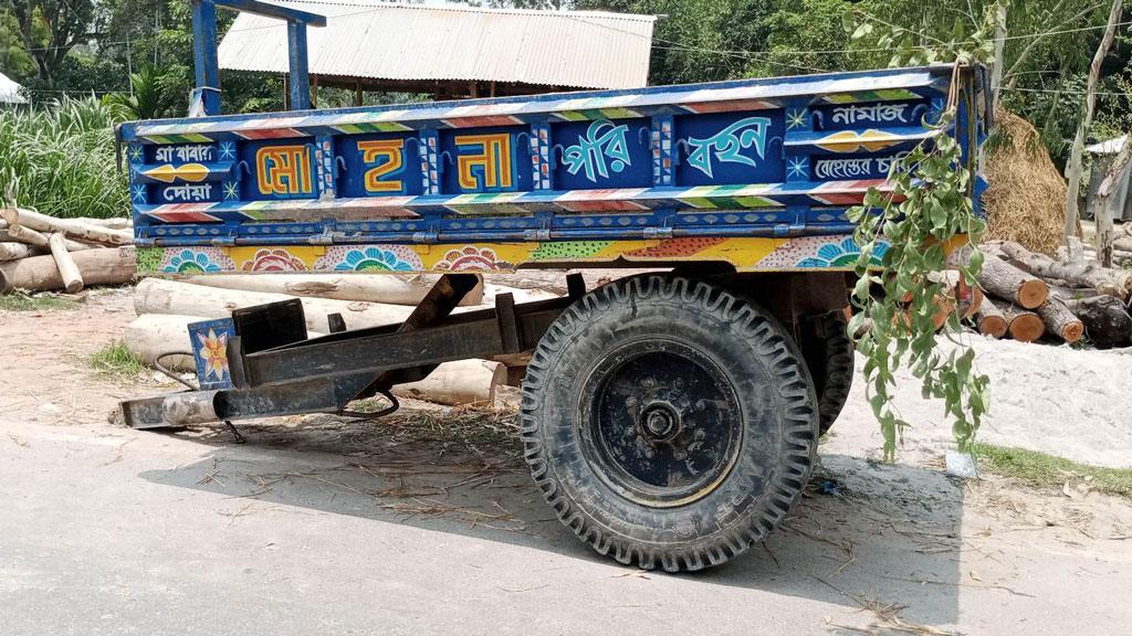 ফুলবাড়ীতে ট্রাক্টরের নিচে চাপা পড়ে প্রাণ গেল চালকের 