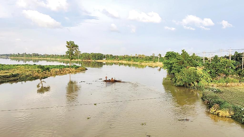 কমছে পানি, বাড়ি  ফিরছে মানুষ , কমেনি ভোগান্তি