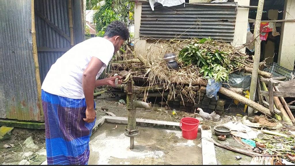 আর্সেনিক ঝুঁকিপূর্ণ শাহরাস্তিতে বন্যায় দেড় সহস্রাধিক টিউবওয়েল বিকল