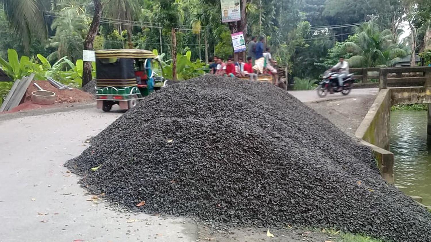 সড়ক দখল করে ইট, পাথরের স্তূপ