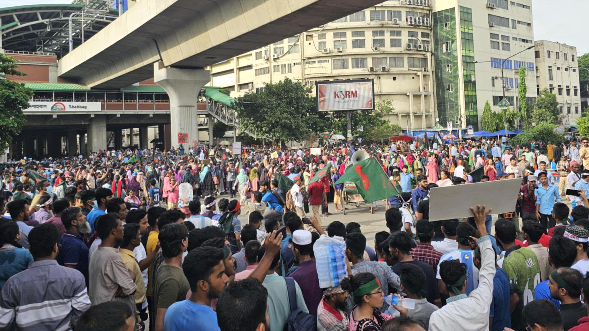 কোটা বাতিলের দাবিতে শিক্ষার্থীদের শাহবাগ মোড় অবরোধ