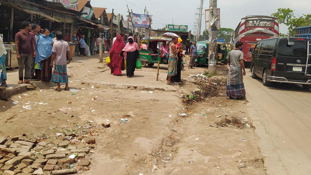 উচ্ছেদের খবরে দোকান সরালেন দখলদারেরা