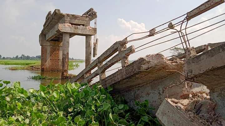 ভেঙেই পড়ল ২২ বছর একা দাঁড়িয়ে থাকা সেই সেতু