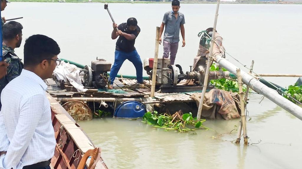 অবৈধভাবে বালু তোলায় ৪টি ড্রেজার ও ২ হাজার মিটার পাইপ ধ্বংস