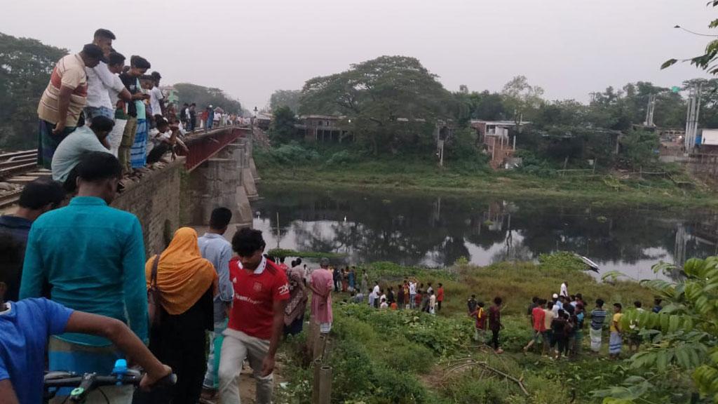 শ্রীপুরে ট্রেনের ধাক্কায় রেলসেতু থেকে পড়ে নিহত ২