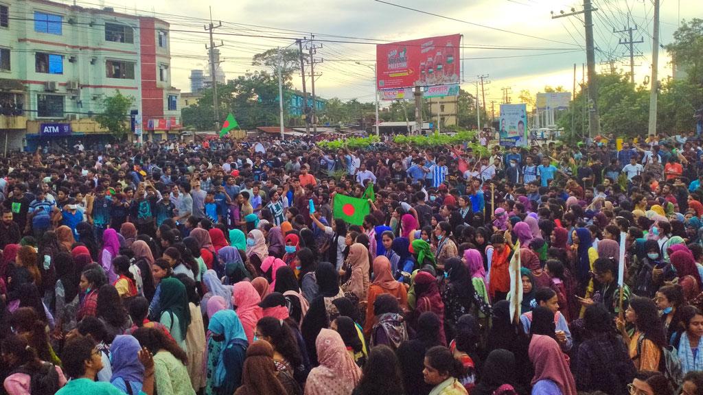 সারা দেশে ছাত্রলীগের হামলার প্রতিবাদে শাবিপ্রবিতে বিক্ষোভ, মহাসড়ক অবরোধ 