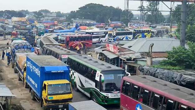 দৌলতদিয়া ফেরিঘাটে যানবাহনের দীর্ঘ যানজট 