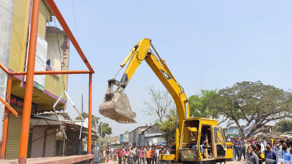 রেলওয়ের জমি থেকে  বহুতল ভবন উচ্ছেদ