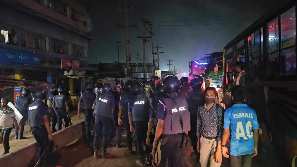 বকেয়া বেতনের দাবিতে নারায়ণগঞ্জে শ্রমিক–পুলিশ সংঘর্ষ, আহত ১২