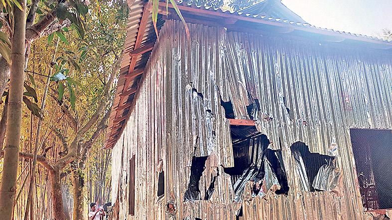 জমি উদ্ধার করতে গিয়ে অবরুদ্ধ বনকর্মীরা