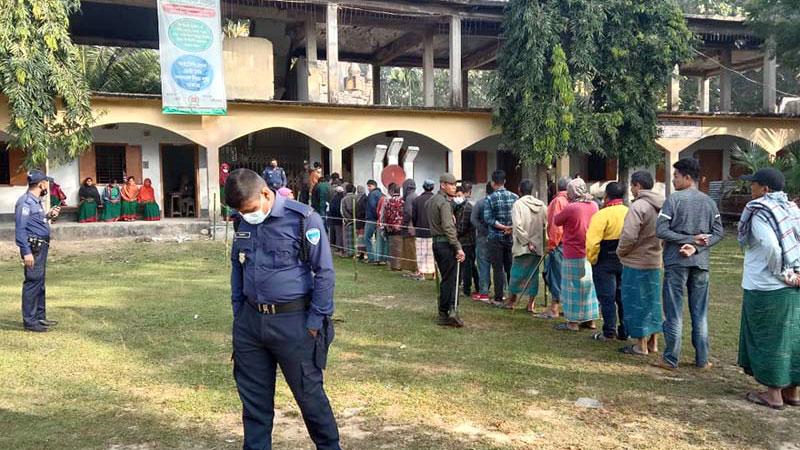 মহালছড়িতে উৎসবমুখর পরিবেশে ভোটগ্রহণ শুরু 