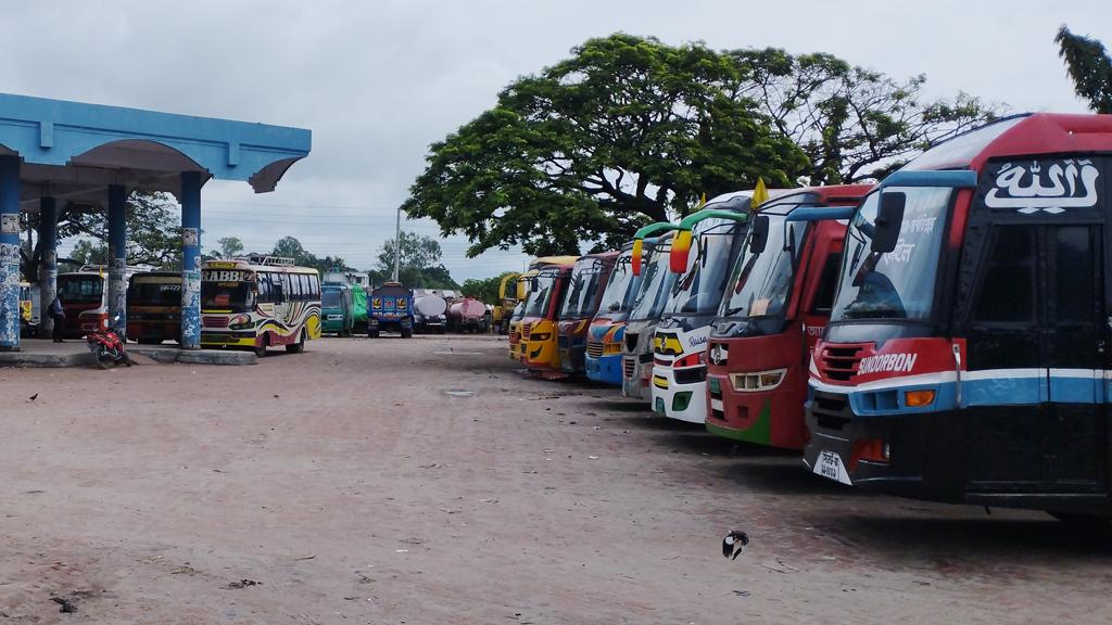 নেতাকে কোপের প্রতিবাদে চার পথে বাস চলাচল বন্ধ