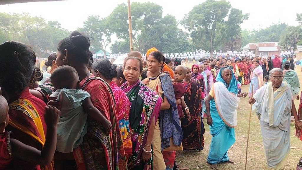 নিয়ামতপুরে ভোটারের দীর্ঘ সারি, পছন্দের প্রার্থীকে ভোট দিতে পেরে খুশি