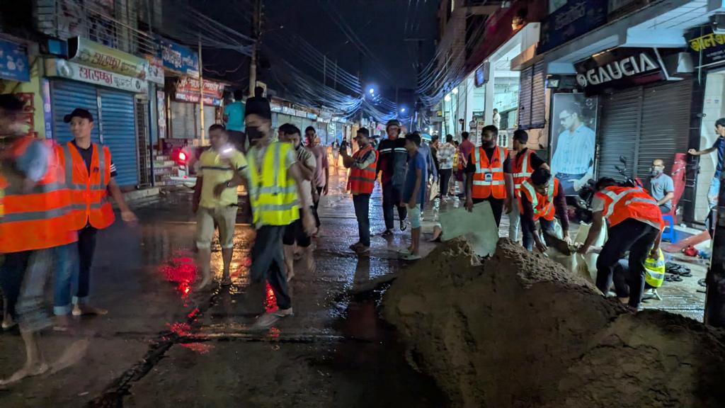 মৌলভীবাজারে বন্যা পরিস্থিতির অবনতি, বিভিন্ন প্রতিরক্ষা বাঁধে ভাঙন